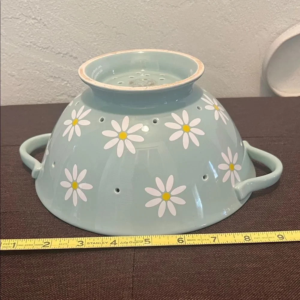 #1314** Collections Of Daisy Patterned Colander with Handles